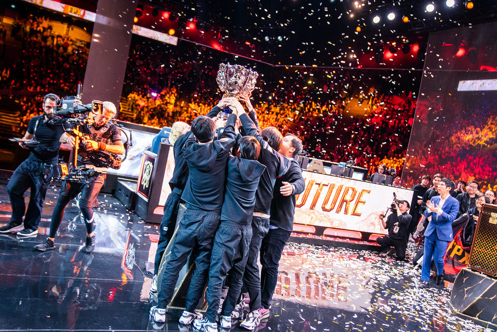 英雄联盟全球总决赛上海外滩灯光秀点亮电竞之都，符文之地幻景展现城市文化多元魅力